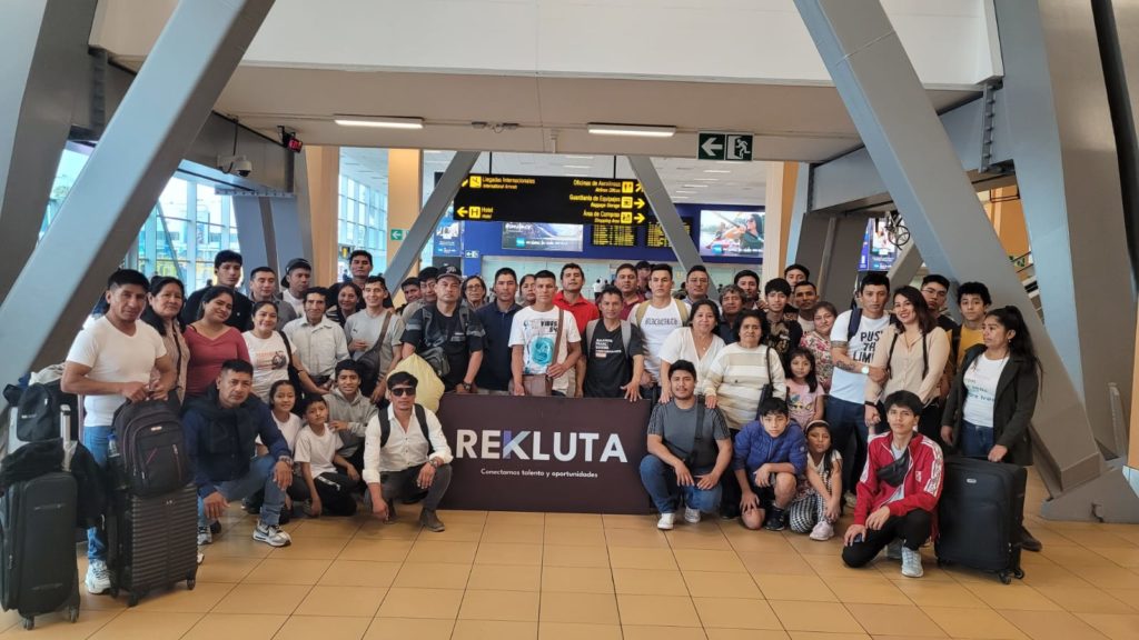 Peruanos fueron acompañados por sus familias en la despedida en el aeropuerto